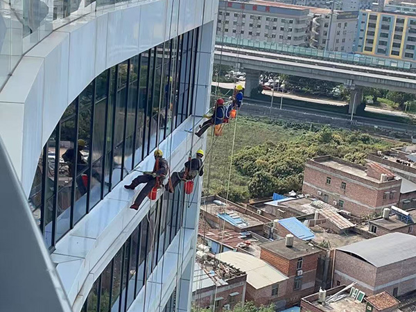 探索高空作業領域，展現非凡勇氣與技能